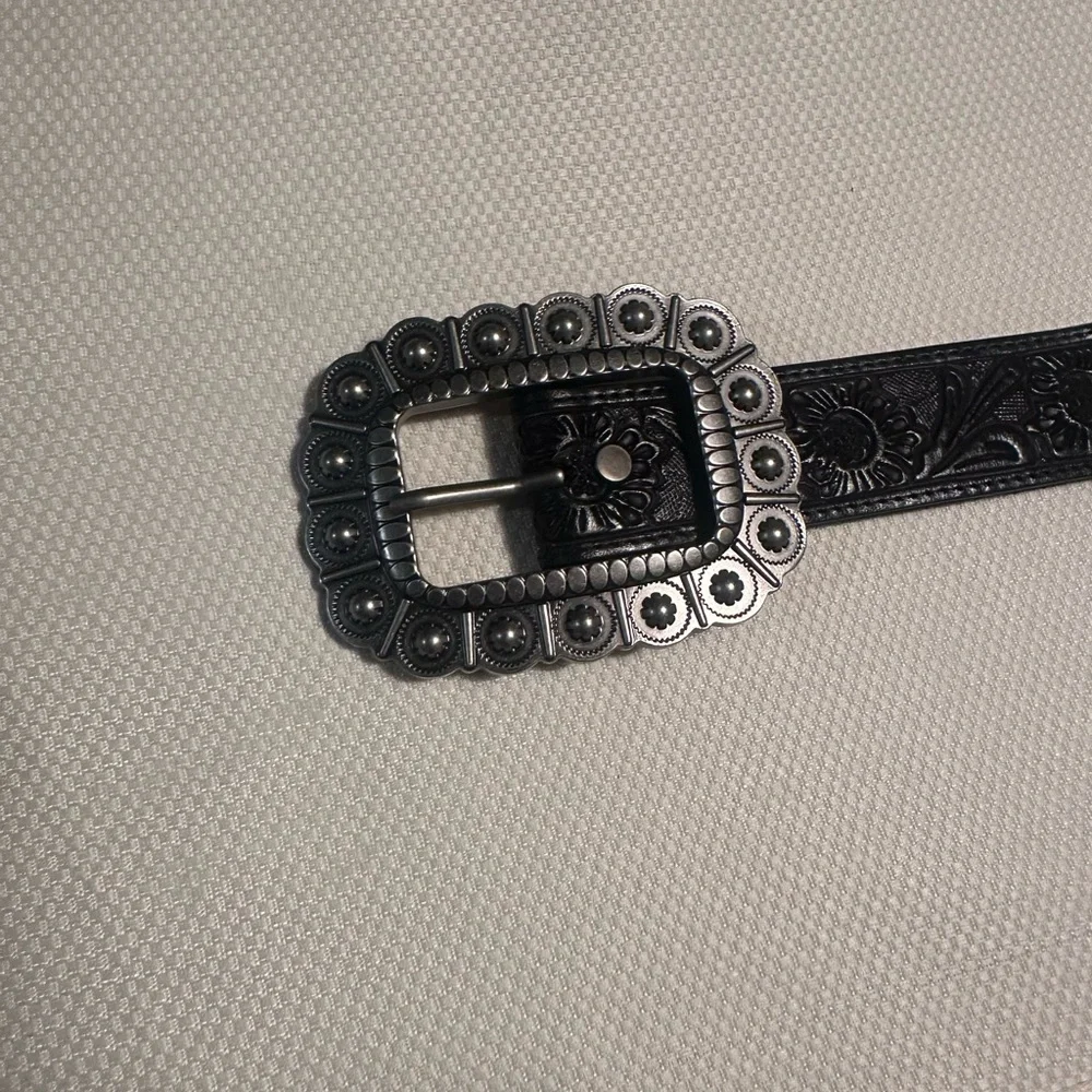 Like NEW! Idyllwind Black and Silver Floral Buckle Belt - Picture 2 of 8